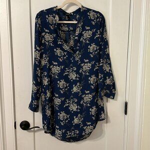 Floral tunic with buttons! Nice blue color great for the office.